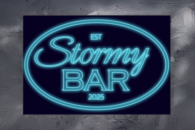 Nachtaufnahme eines Feuerwerks über einer Menschenmenge an einer beleuchteten Brücke.