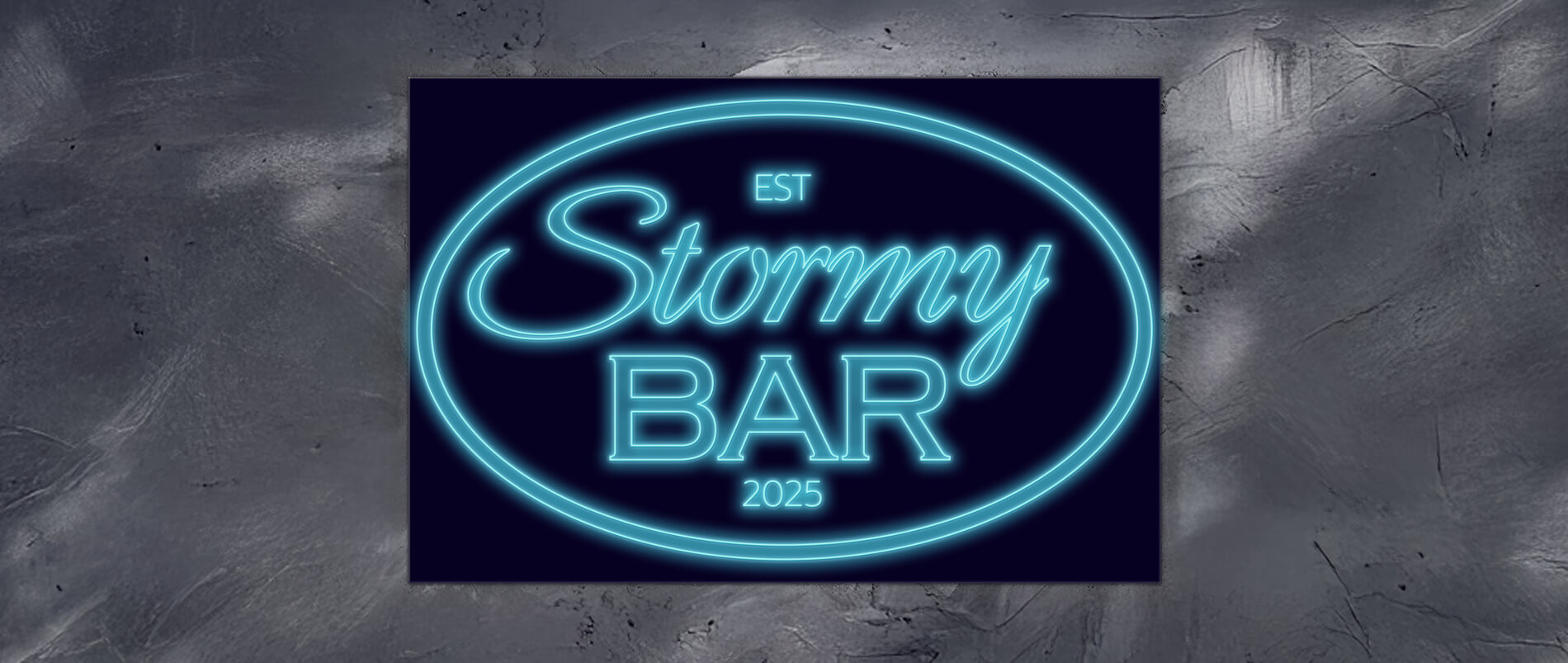 Menschenmenge beobachtet ein großes Feuerwerk in der Nacht, mit bunten Lichtern über einem Gewässer und einer beleuchteten Bühne.