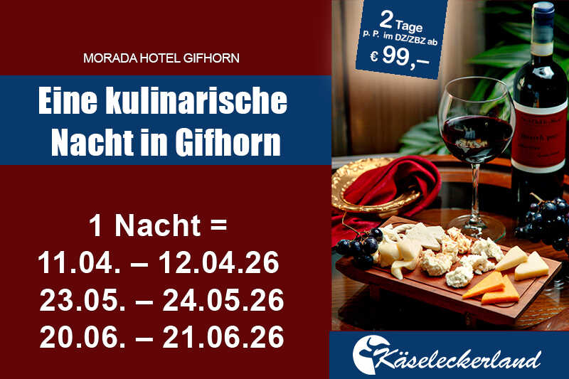 Landschaft mit mehreren historischen Windmühlen, umgeben von grüner Vegetation und Spazierwegen unter einem blauen Himmel.