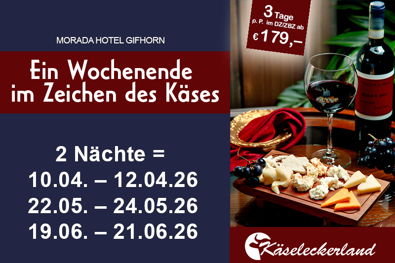 Landschaft mit mehreren historischen Windmühlen, umgeben von grüner Vegetation und Spazierwegen unter einem blauen Himmel.