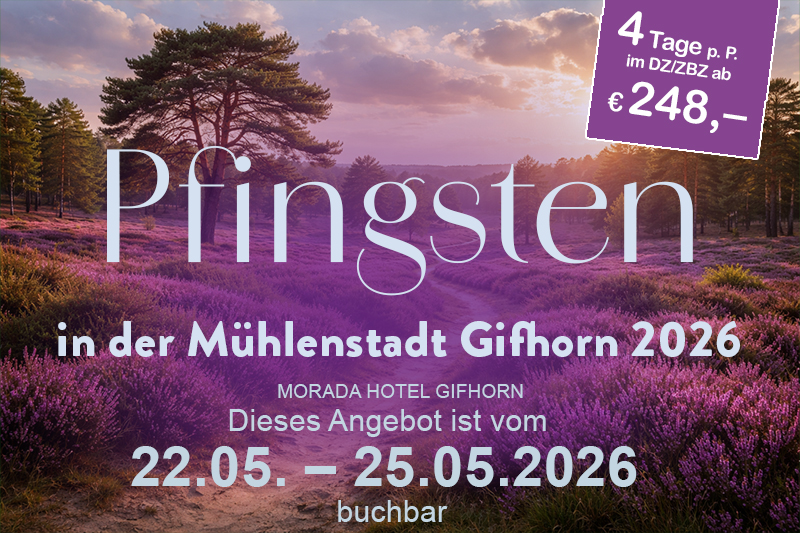 Landschaft mit mehreren historischen Windmühlen, umgeben von grüner Vegetation und Spazierwegen unter einem blauen Himmel.