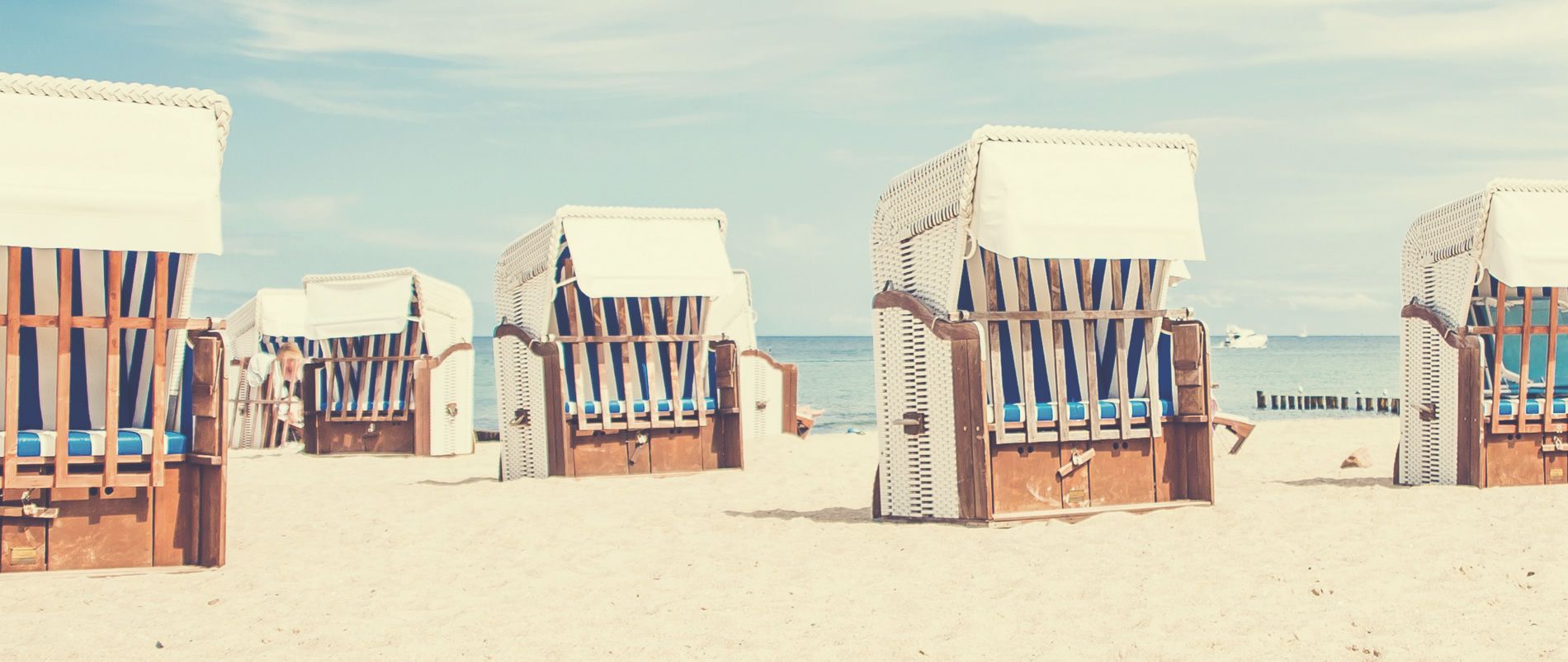 Strandkörbe am Strand mit Blick aufs Meer.
